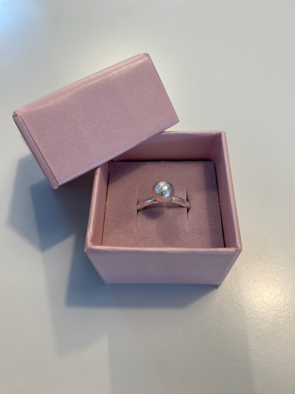 Pure By Nat - Ring med kugle (8mm) - Sølv